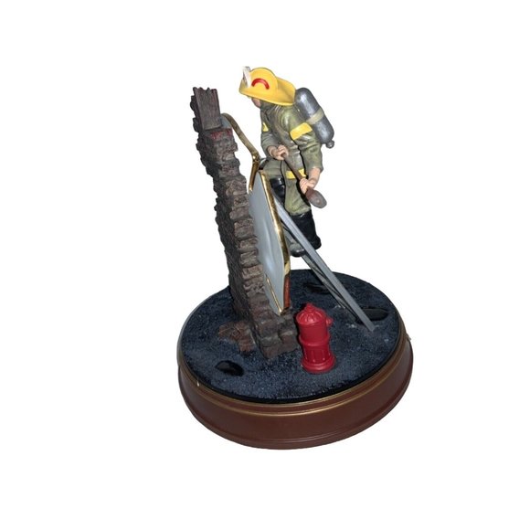 Bradford Exchange Firemen " Heroes At Work " Limited Firefighter Series Figurine - Picture 7 of 9